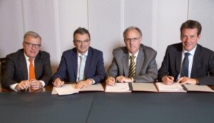 Im Bild: Hansueli Loosli, Verwaltungsratspräsident Coop und Coop Mineraloel AG, Joos Sutter, CEO Coop, Andy Heiz, Leiter Produktion & Netze, und Andrew Walo, CEO Axpo