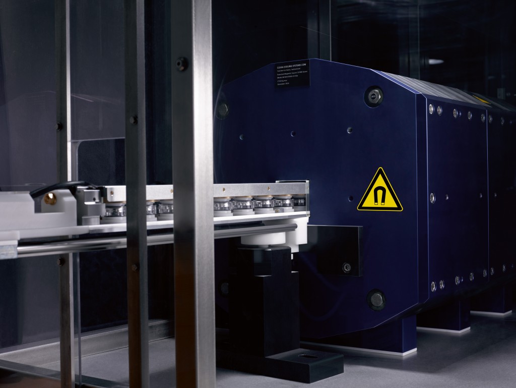 Der erste bei Omega installierte Permanentmagnet mit 15’000 Gauss Magnetfeld. Eine mit 10 Uhren bestückte Schiene ist bereit, in den Tunnel geschoben zu werden. (Foto Omega)