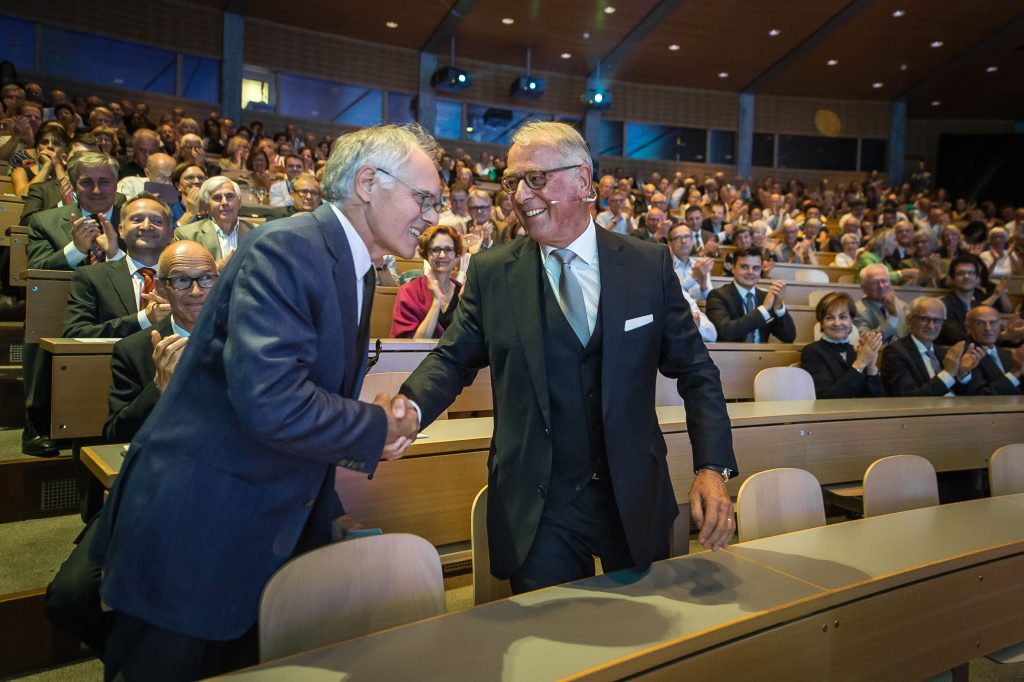 Laudator Moritz Leuenberger fand lobende Worte für das generationenübergreifende Engagement seines Weggefährten alt Bundesrat Adolf Ogi.