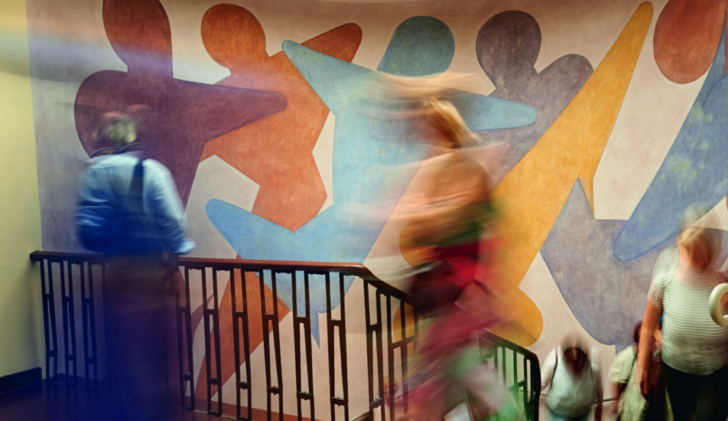 Ehemalige Kunstgewerbeschule, Treppenaufgang mit Malerei-Rekonstruktion von Oskar Schlemmer © Thüringer Tourismus GmbH, Foto: Samuel Zuder