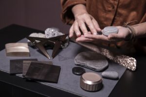 Lieder oder Melodien sind nicht zulässig, doch für die Geräuschkompositionen nutzen die Hersteller ganz unterschiedliche Quellen. 