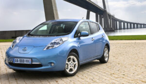 Die Scheinwerfer des ersten Nissan Leaf liessen den Luftstrom um die Aussenspiegel herumstreichen und verhinderten dort Verwirbelungen, respektive Windgeräusche. 